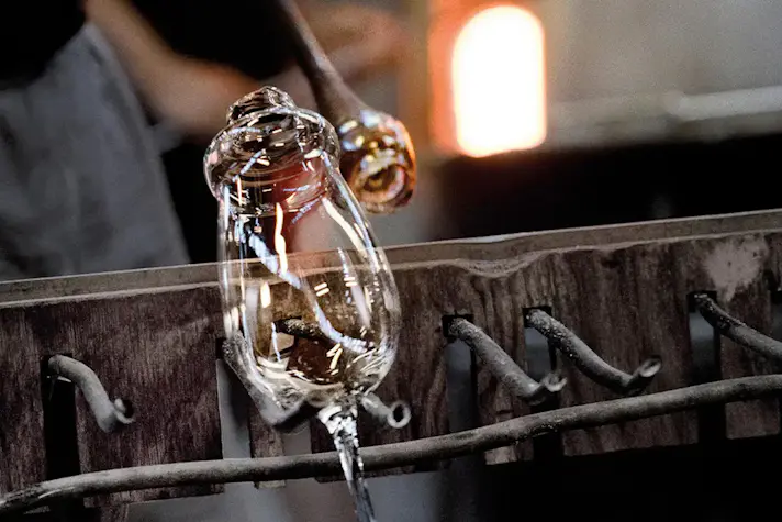 Ett glas som tillverkas av Orrefors