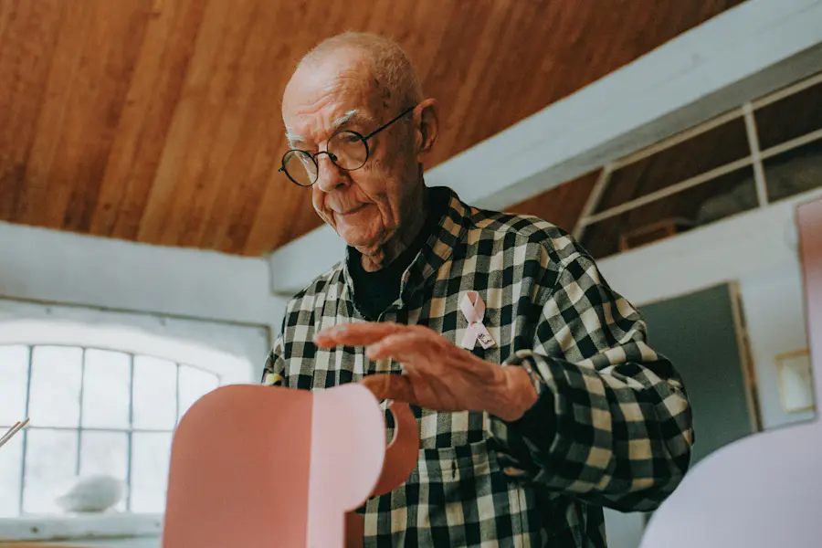 2026 års Rosa Bandet-designer Owe Gustafson i sin studio.