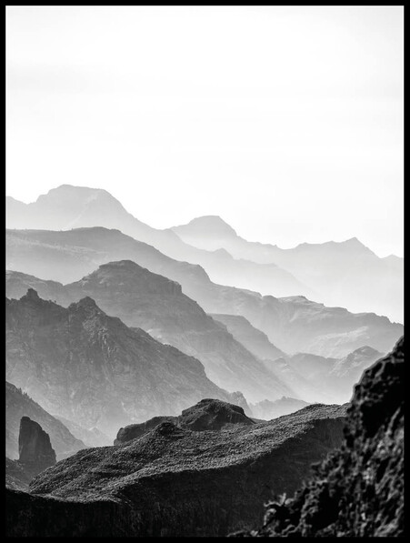Molnigt berglandskap - Poster - Svart