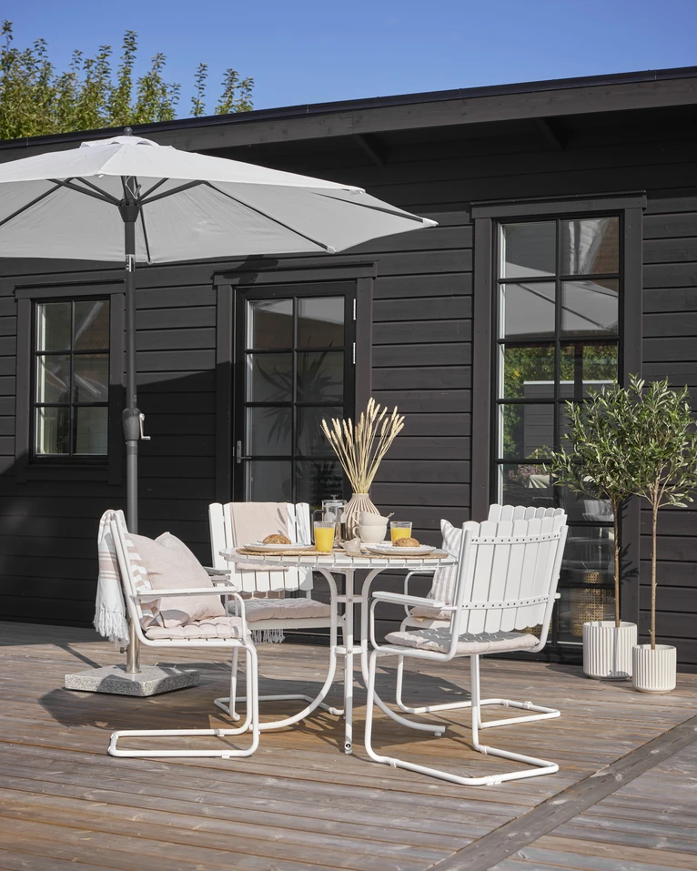 Kullavik, Utegrupp med bord och 4 karmstolar