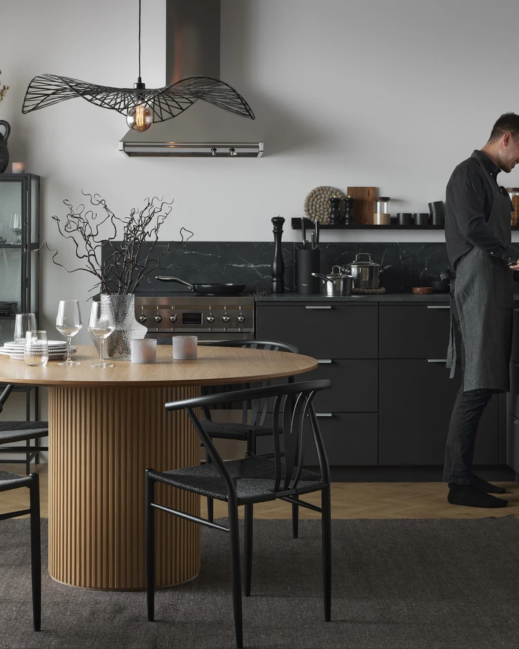 Astrid - Matgrupp med 4 stolar Yngve - inspiration