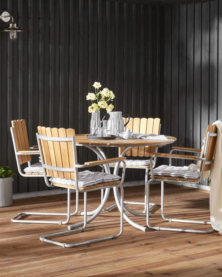 Mölle, Utegrupp med bord och 4 karmstolar