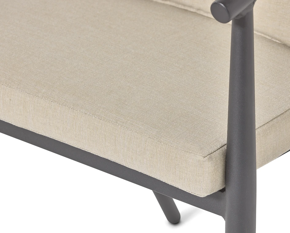 Plaza - Utekarmstol - Beige