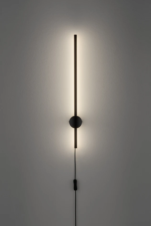 Line - Vägglampa, H62 Ø7 cm - Svart