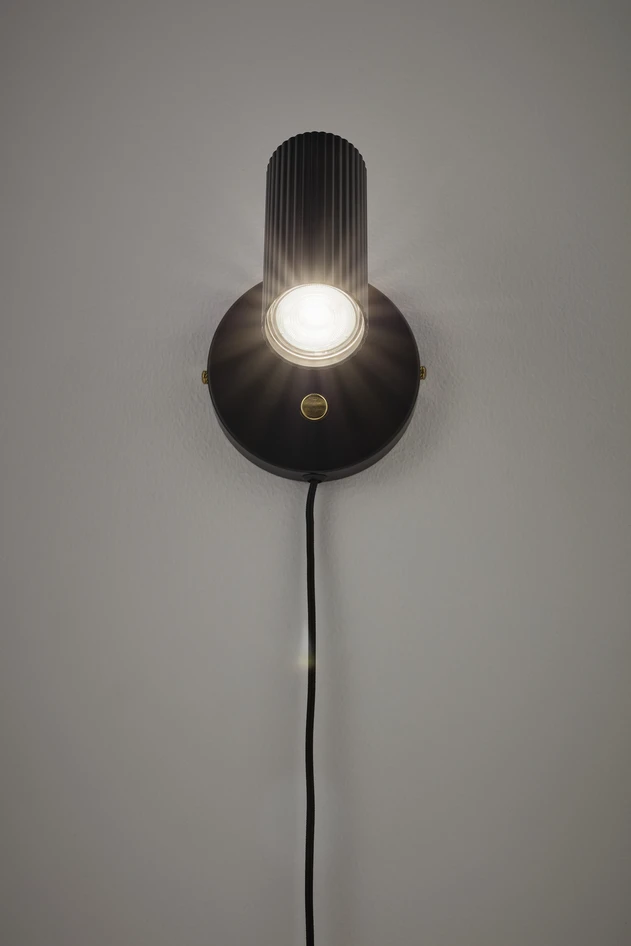 Hubble - Vägglampa, B12 H15 cm - Svart