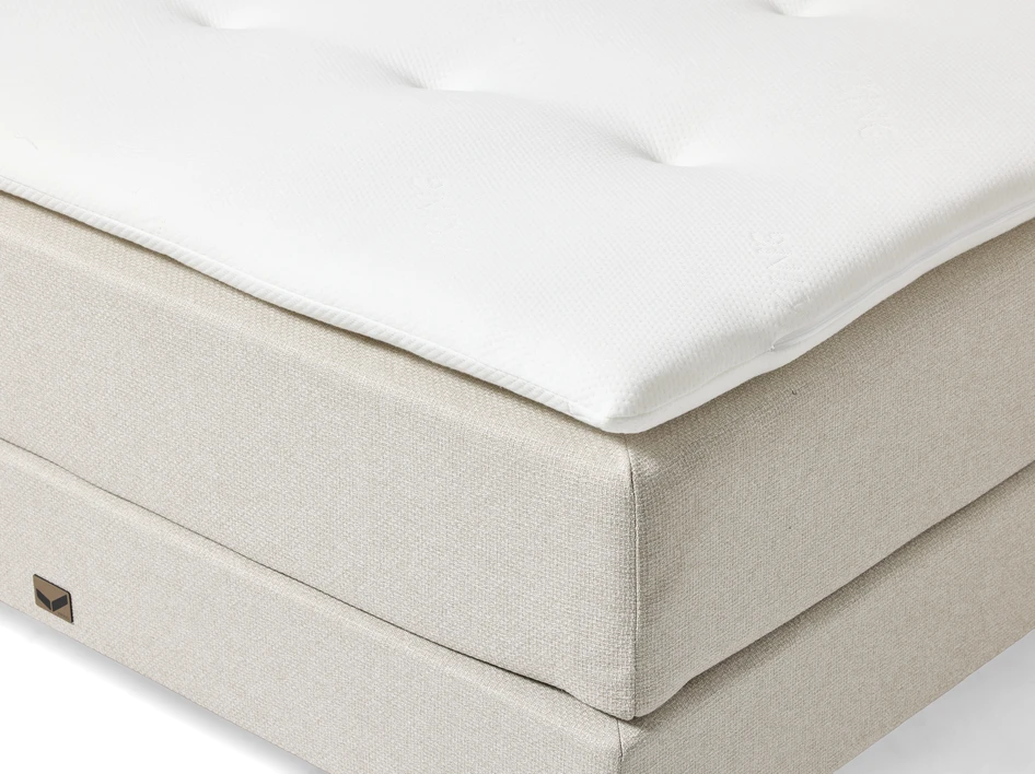 Sandby - Kontinentalsäng, enkelsäng med bäddmadrass, 18 cm träben och slät sänggavel - Beige