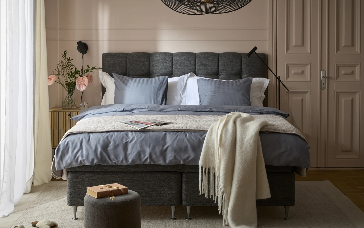 Särö - Kontinentalsäng, dubbelsäng med bäddmadrass, sängben och Pikerad sänggavel - inspiration